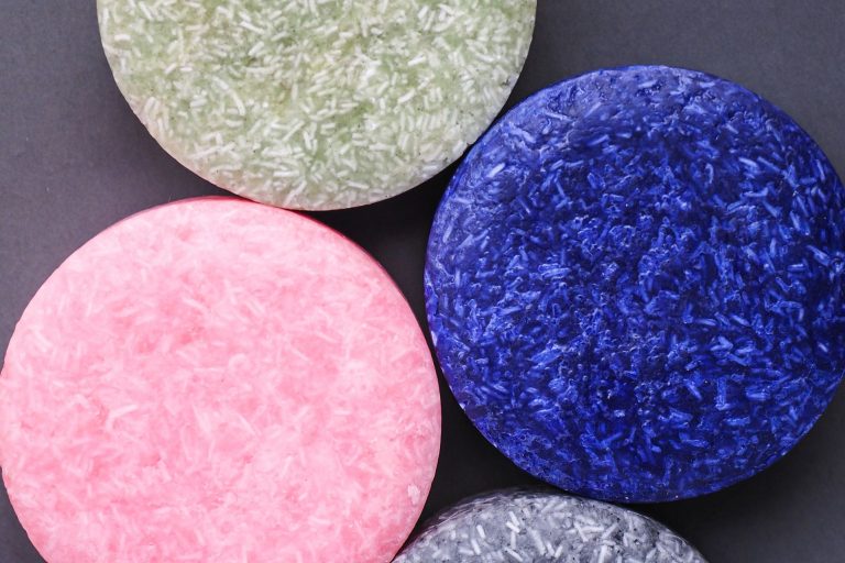 Comment utiliser le shampooing solide (et comment je suis retombée amoureuse de mes cheveux)