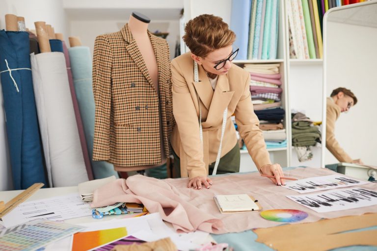 Devenir styliste indépendant : tous les conseils pour réussir