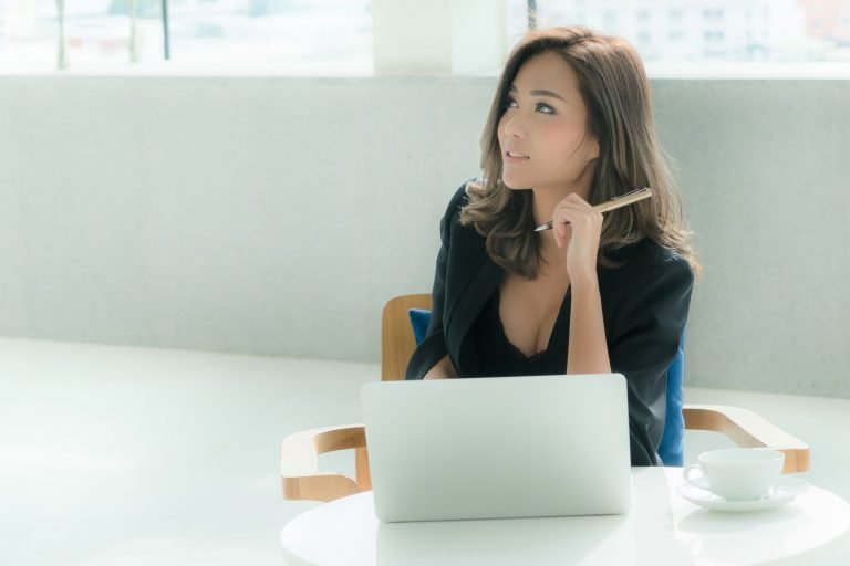 Offrir un stylo de luxe à une femme