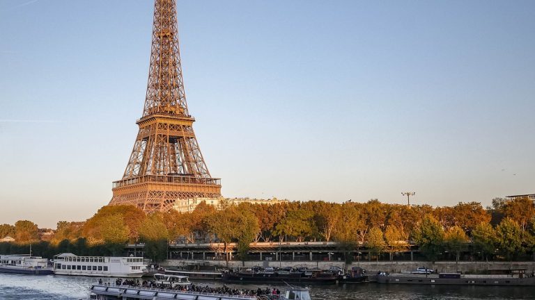 Craquez pour un dîner romantique sur une péniche à Paris !