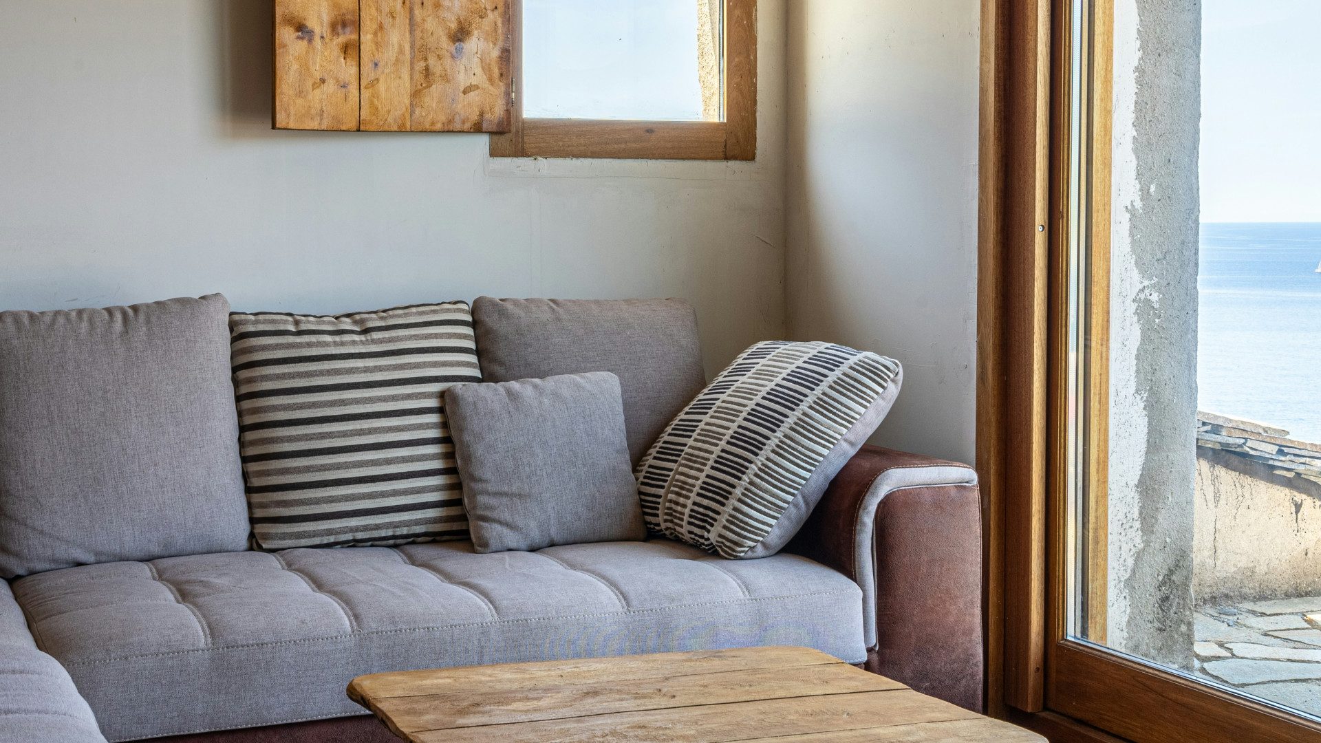 Pourquoi préférer l'intervention d'un pro pour la pose de vos fenêtres en bois ?