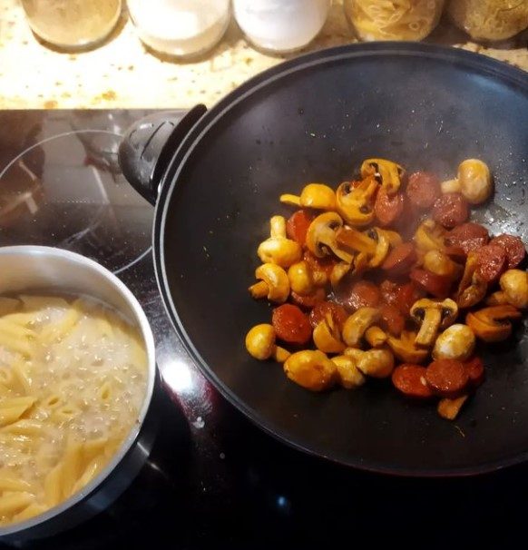 pâtes penne champignons tomates